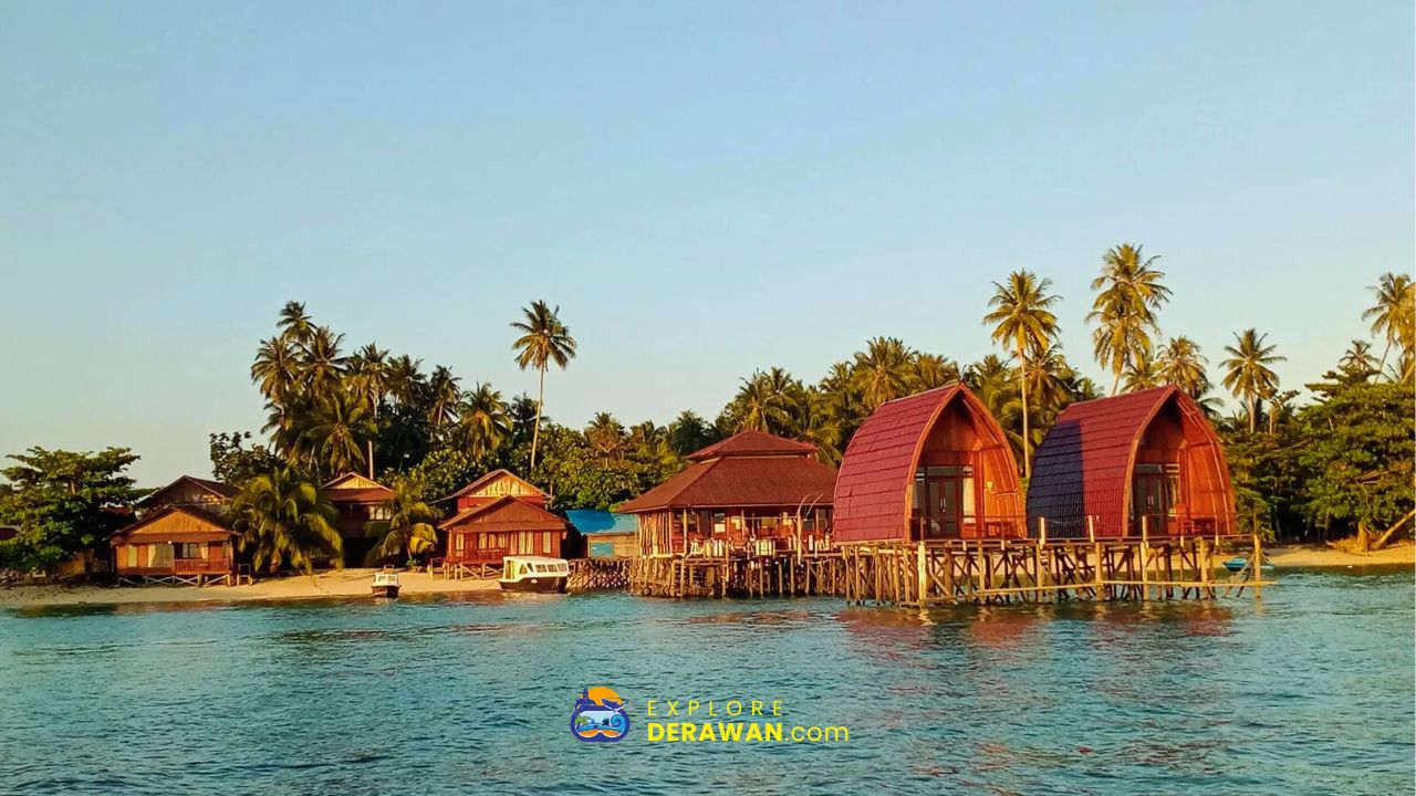 Read more about the article 10 Rekomendasi Penginapan Derawan Terbaik: Homestay, Villa Water Cottage, hingga Resort di Pulau Derawan!